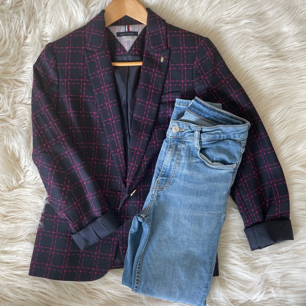 Tommy H navy & pink blazer.